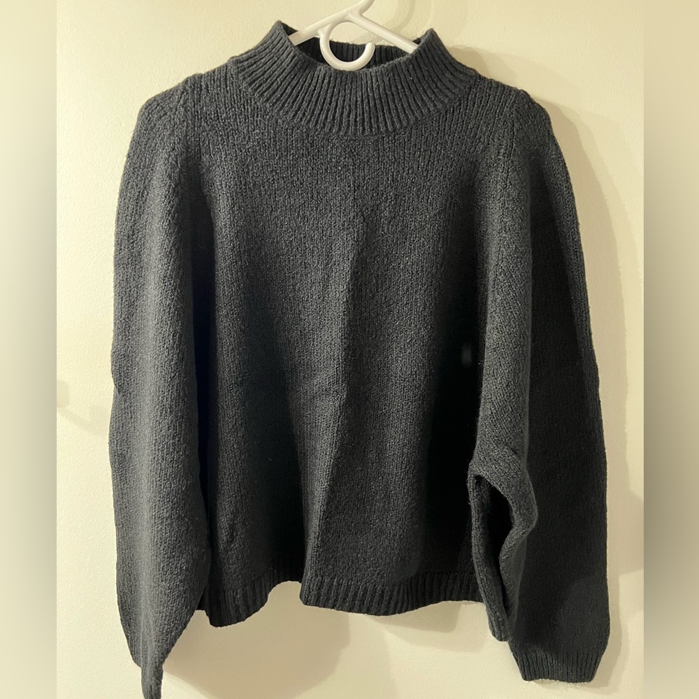 Old Navy Go Recycled Cropped Knit Sweater. Large. Black. Slight crop, roomy fit.